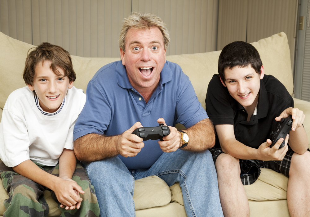 My brother plays computer games. Сообщество видеогеймеров. Отец и сын играют в Видеоигры. Surprised Gamer.