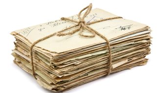 Pile de cartes postales & lettres anciennes